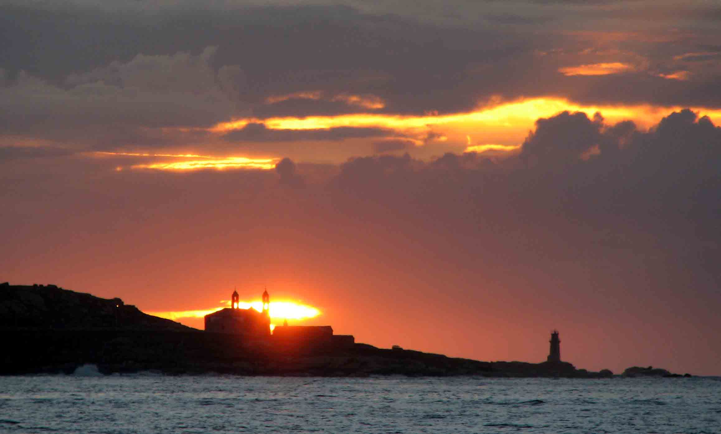 (zonsondergang vanuit de haven van Camarinhas)