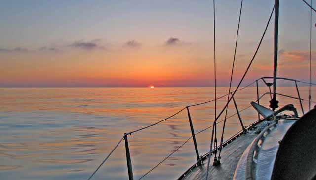 (Basile middenop een spiegelgladde oceaan bij zonsondergang)